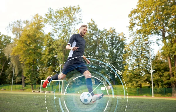 Jugador de fútbol jugando con pelota en el campo de fútbol —  Fotos de Stock