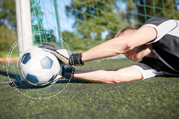 Воротар з м'ячем на футбольному полі — стокове фото