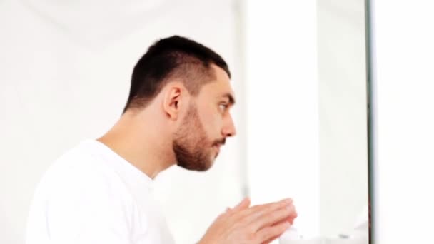 Glücklicher Mann trägt Friseur im Badezimmer auf — Stockvideo