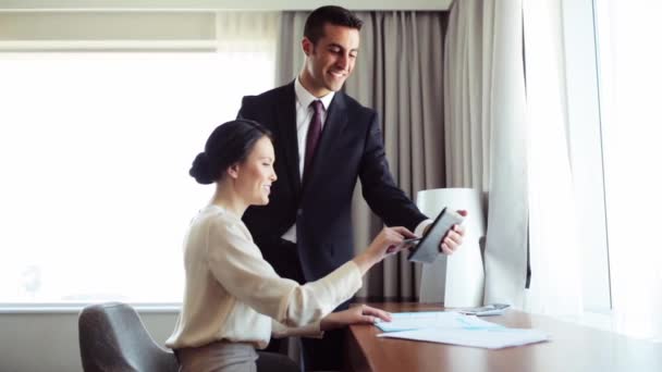 Бизнес-команда с бумагами и планшетным компьютером в отеле — стоковое видео