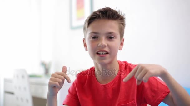 Feliz sorrindo menino pré-adolescente falando em casa — Vídeo de Stock