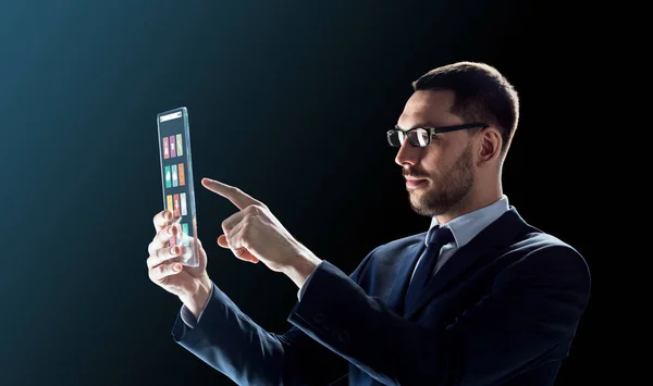 Geschäftsmann arbeitet mit transparentem Tablet-PC — Stockfoto
