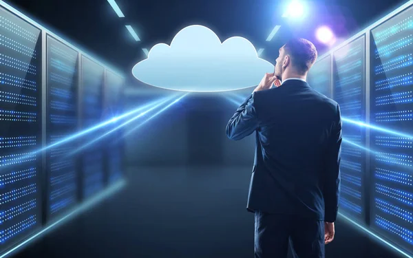 Homme d'affaires regardant hologramme cloud virtuel — Photo