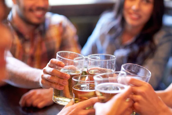 Happy friends drinking beer at bar or pub — Stock Photo, Image