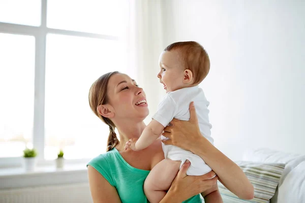 Heureuse jeune mère avec petit bébé à la maison — Photo