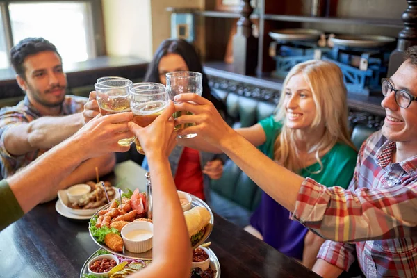 Glückliche Freunde, die Bier in der Bar oder Kneipe trinken — Stockfoto