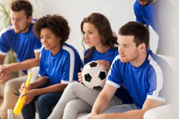 Vänner eller fotbollsfans titta på fotboll hemma — Stockfoto