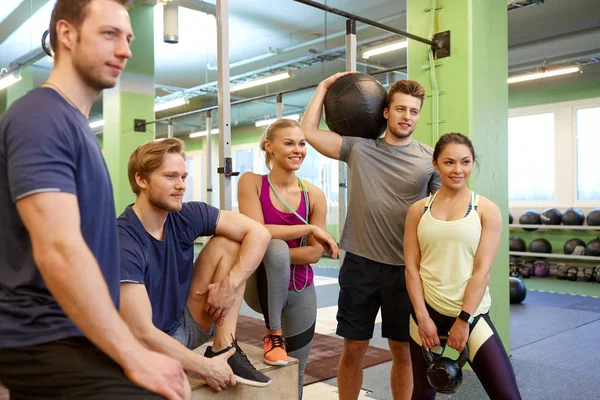 Group of friends with sports equipment in gym — Stock Photo, Image