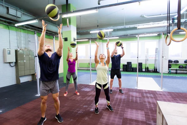 Groupe de personnes avec entraînement de médecine-ballon en salle de gym — Photo