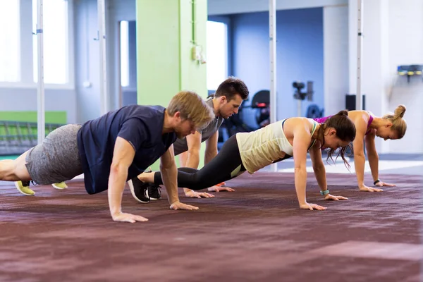 Grupp personer som tränar på gym — Stockfoto