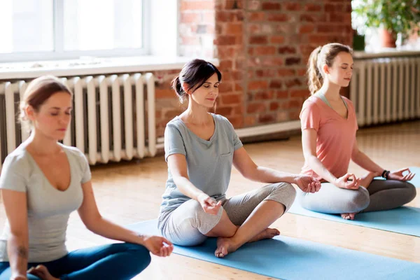 Grupo de mujeres haciendo ejercicios de yoga en el estudio — Foto de Stock