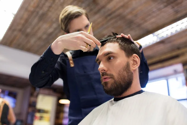 Man and barber cutting hair at barbershop — Stock Photo, Image