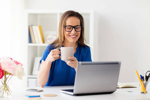 Femme avec ordinateur portable et café à la maison ou au bureau — Photo