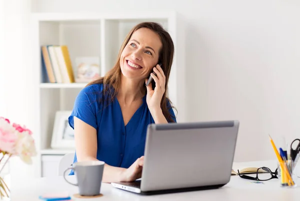 Mujer llamando en el teléfono inteligente en la oficina o en casa — Foto de Stock