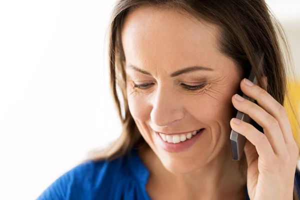 Close up of happy woman calling on smartphone — Stock Photo, Image