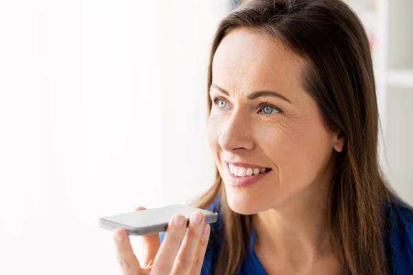 Frau benutzt Diktiergerät auf Smartphone — Stockfoto