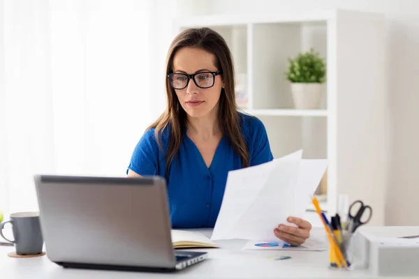 Mujer feliz con el ordenador portátil que trabaja en casa u oficina — Foto de Stock