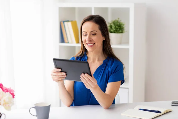 Mujer con tablet pc trabajando en casa u oficina — Foto de Stock