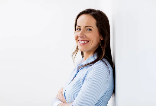 Feliz sonriente mujer de mediana edad en la oficina —  Fotos de Stock