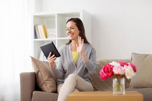 Mulher feliz ter vídeo chat no tablet pc em casa — Fotografia de Stock