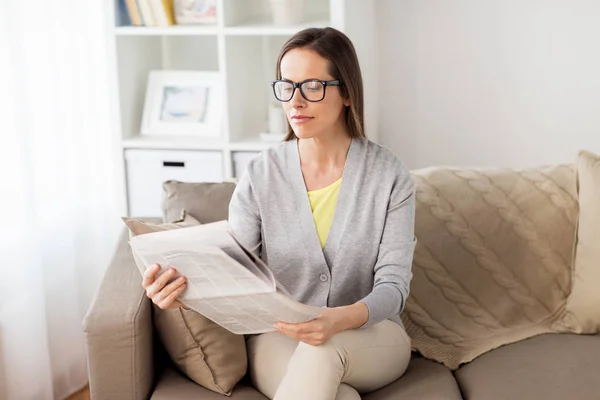 Donna felice che legge il giornale a casa — Foto Stock