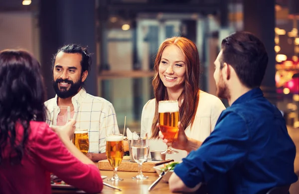 Barátok étkezés és sörözés az étteremben — Stock Fotó