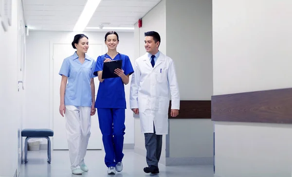 クリップボードと病院で笑顔の医者のグループ — ストック写真