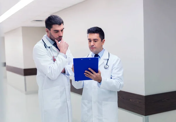 Két férfi orvos a kórházban a vágólapra — Stock Fotó