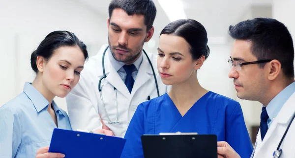 Groupe de médecins avec presse-papiers à l'hôpital — Photo