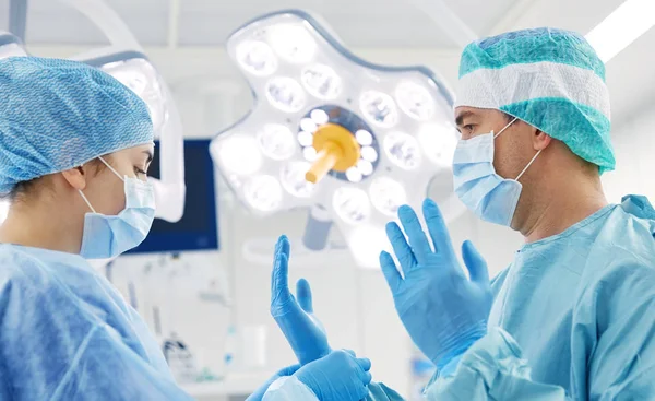 Surgeons in operating room at hospital — Stock Photo, Image