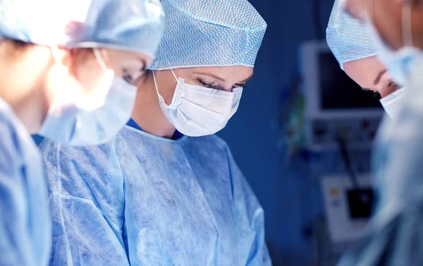 Group of surgeons in operating room at hospital — Stock Photo, Image