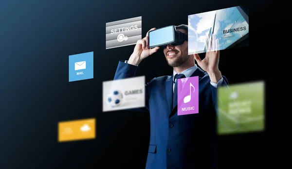 Empresário em realidade virtual headset sobre preto — Fotografia de Stock