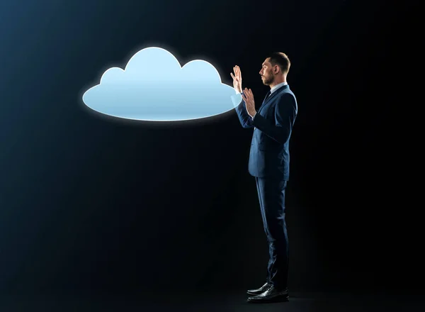 Hombre de negocios con proyección de nube — Foto de Stock