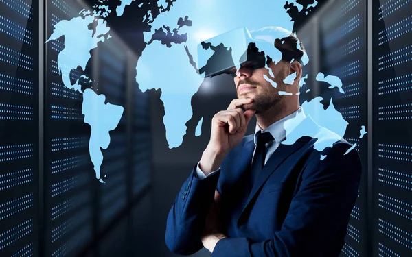 Homem em realidade virtual headset com mapa do mundo — Fotografia de Stock