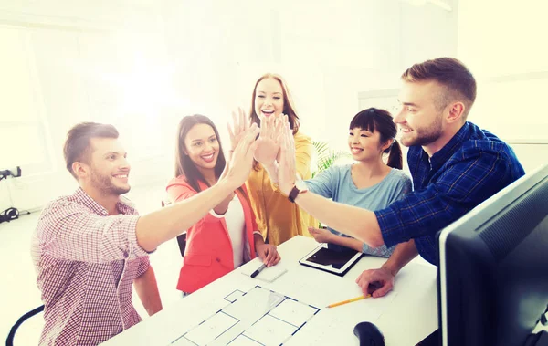 Kreativteam macht High Five im Büro — Stockfoto