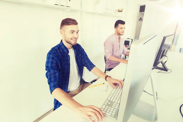 Creatieve man of student met computer op kantoor — Stockfoto