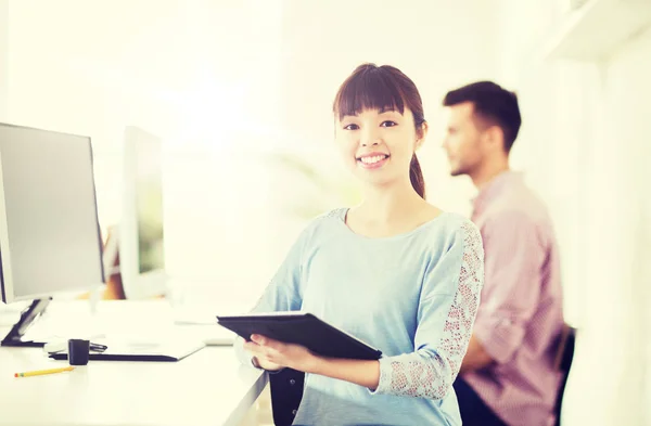 Glückliche kreative Büroangestellte mit Tablet-PC — Stockfoto