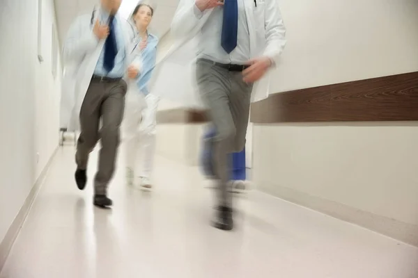 Close up van dokters of artsen uitgevoerd in ziekenhuis — Stockfoto