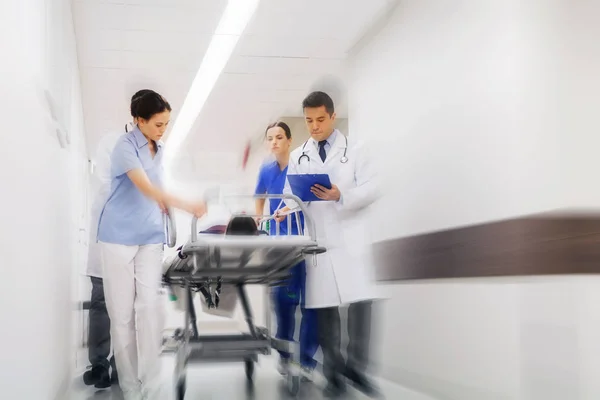 Médicos y pacientes en camilla del hospital en caso de emergencia —  Fotos de Stock