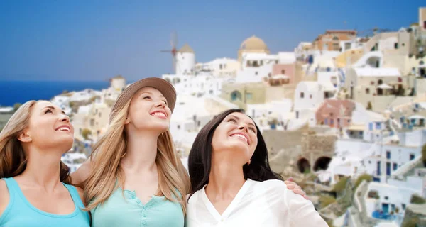 Šťastné ženy nad pozadím ostrov santorini — Stock fotografie
