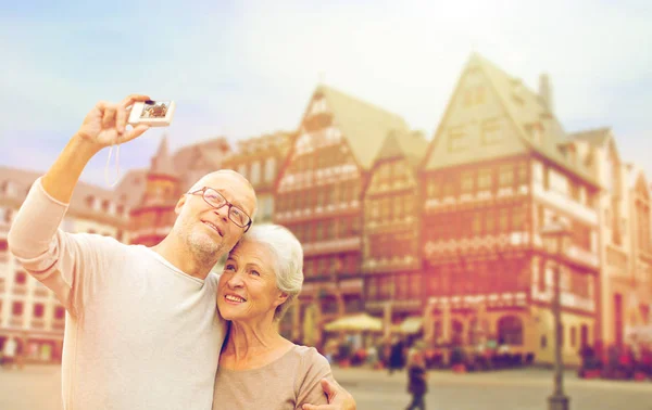 Äldre par med kamera resor i frankfurt — Stockfoto