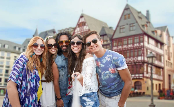 Heureux hippie amis prendre selfie à frankfurt — Photo