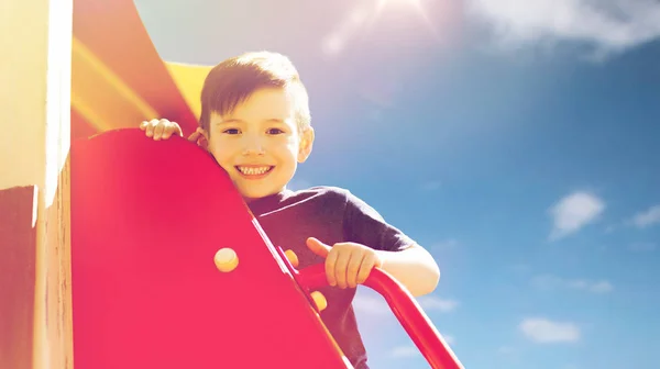 Niño pequeño y feliz escalada en el parque infantil —  Fotos de Stock