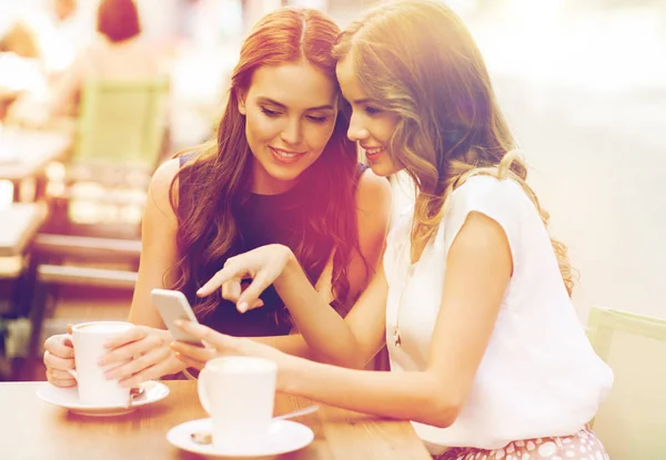 Young women with smartphone and coffee at cafe — Stock Photo, Image