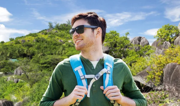 Hombre feliz con mochila viajando por la isla — Foto de Stock