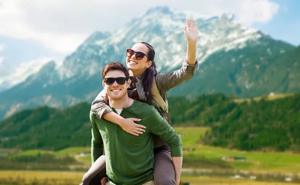 Lyckliga par med ryggsäckar har roligt utomhus — Stockfoto