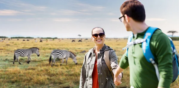 Coppia sorridente con zaini in viaggio in Africa — Foto Stock