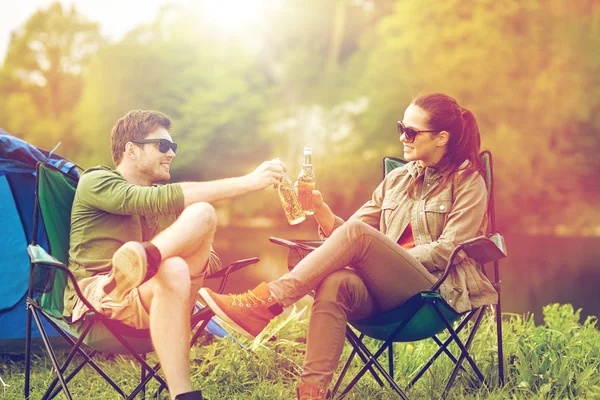 Feliz pareja tintineo bebidas en la tienda del camping — Foto de Stock