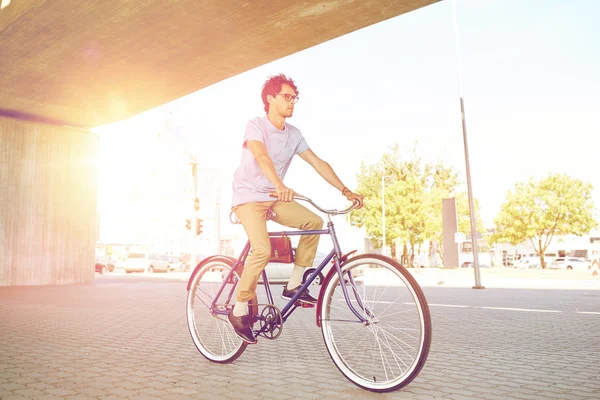 Młody hipster człowiek jazda stały bieg rower — Zdjęcie stockowe