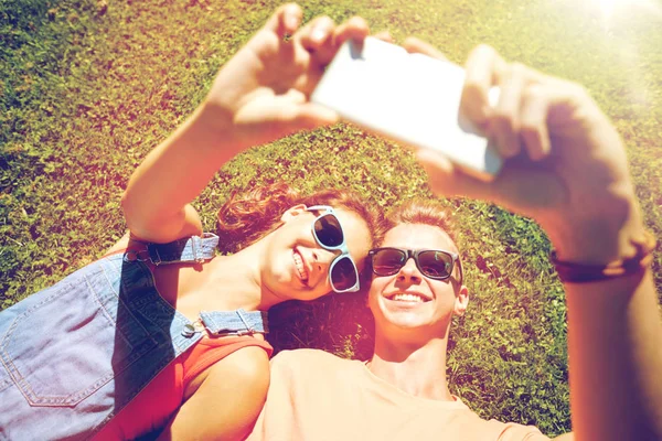 幸せなカップルが夏にスマートフォンで自撮り — ストック写真